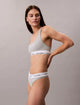 LV00QF8518 UB1 CALVIN KLEIN ΓΥΝ. ΣΛΙΠ THONG χρώμα: ΓΚΡΙ ΑΝΟΙΚΤΟ